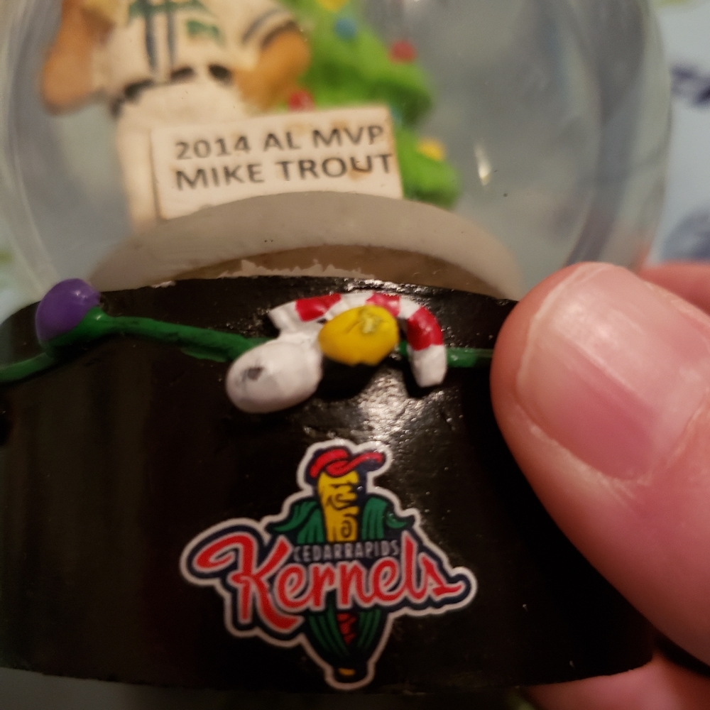 ⚾️ Mike Trout Christmas Snow Globe ⚾️ - Picture 2 of 6